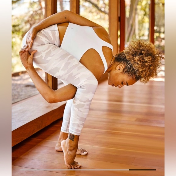 Athleta Pants - XS Athleta Elation Camo 7/8 Tight